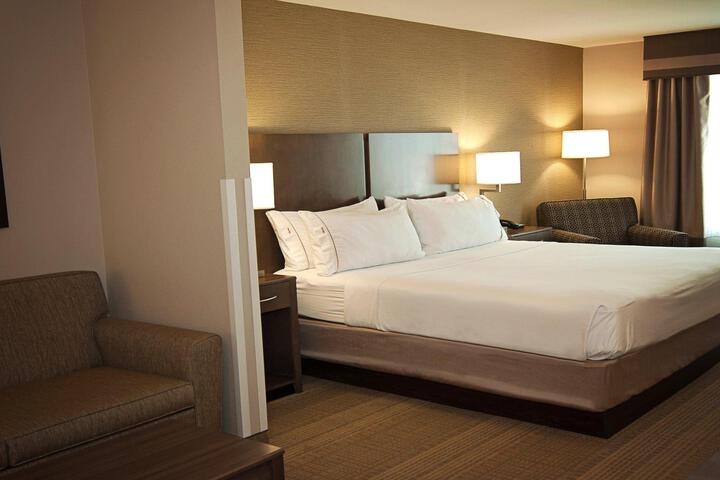 Standard | King Bed (9 of 10)