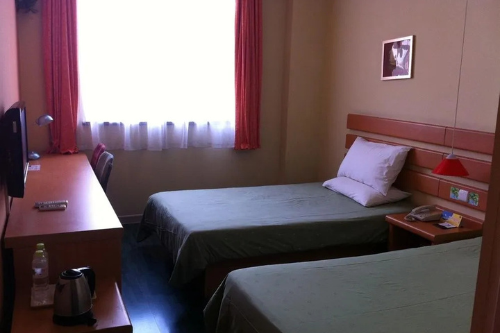 Room 4 of 16