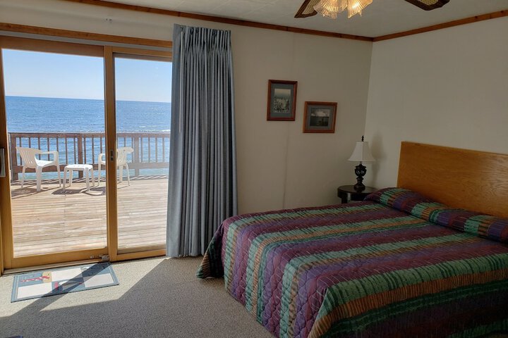 1 King Bed Beach Front Jetted Tub (4 of 40)