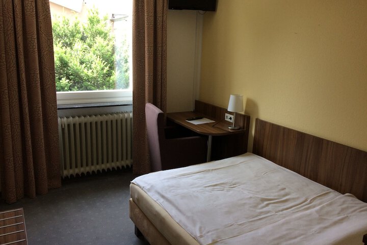 Room 4 of 16