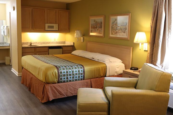 Deluxe King Bed (3 of 33)