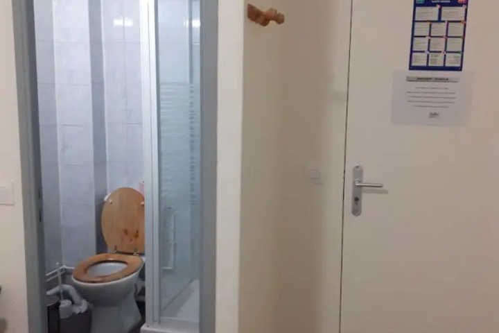 Room 6 of 9