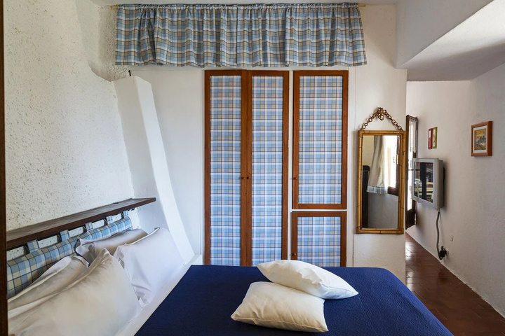 Room 5 of 18