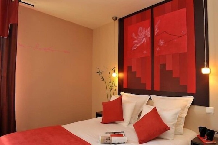Room 5 of 18