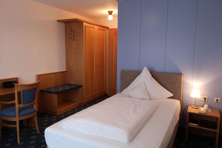 Room 42 of 46