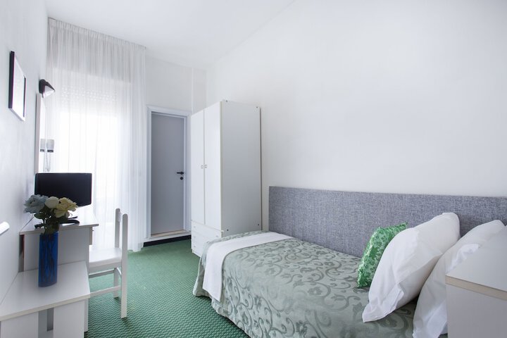 Room 11 of 33