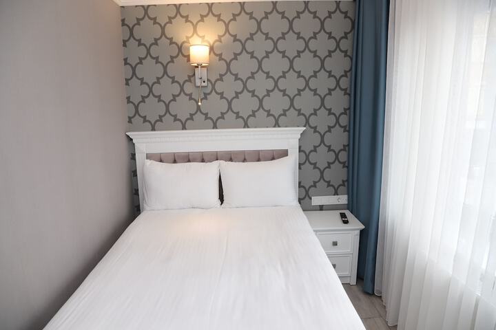 Room 10 of 28