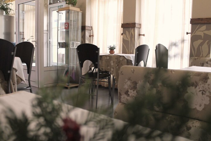 Lounge 38 of 50