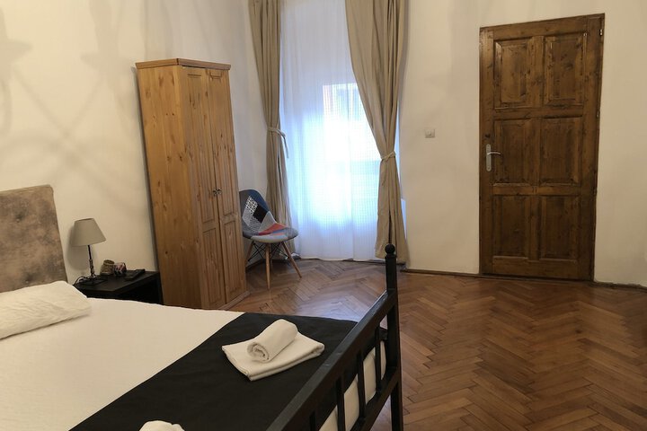 Room 9 of 32