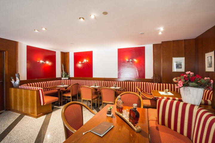 Lounge 33 of 44