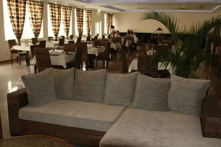 Dining 19 of 20