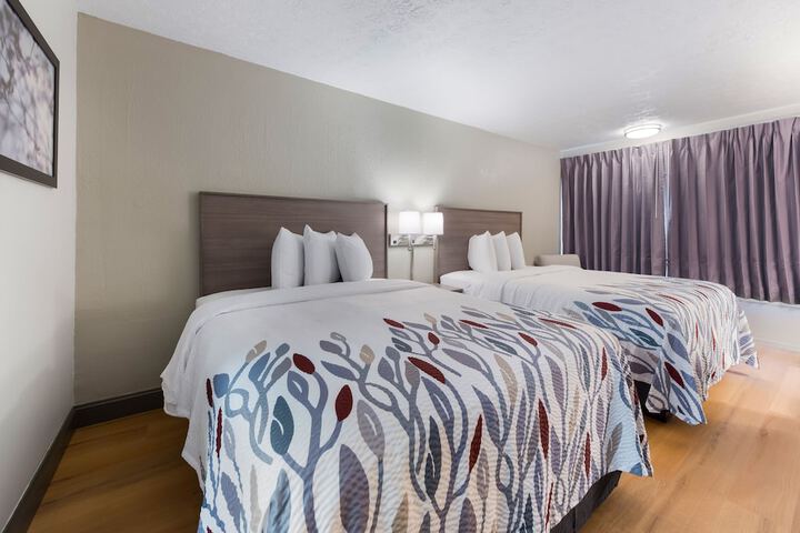 2 Queen Beds (8 of 9)