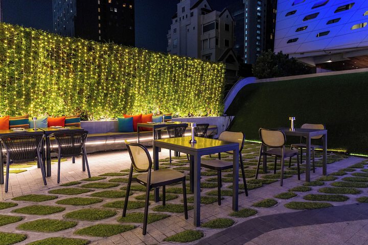 Lounge 103 of 129