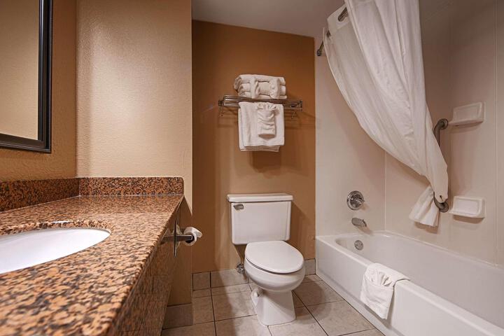 2 Queen Beds Pillowtop Bed High Speed Internet Accessible Refrigerator, Coffee Maker Iron and Ironing Board Full Breakfast (7 of 10)