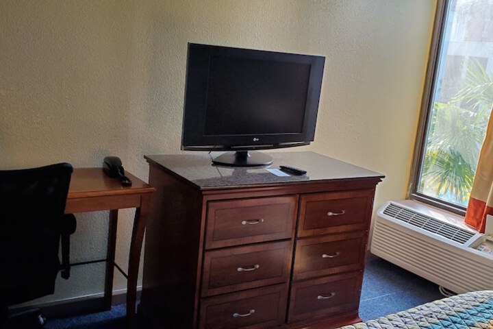 1 King Bed (5 of 5)