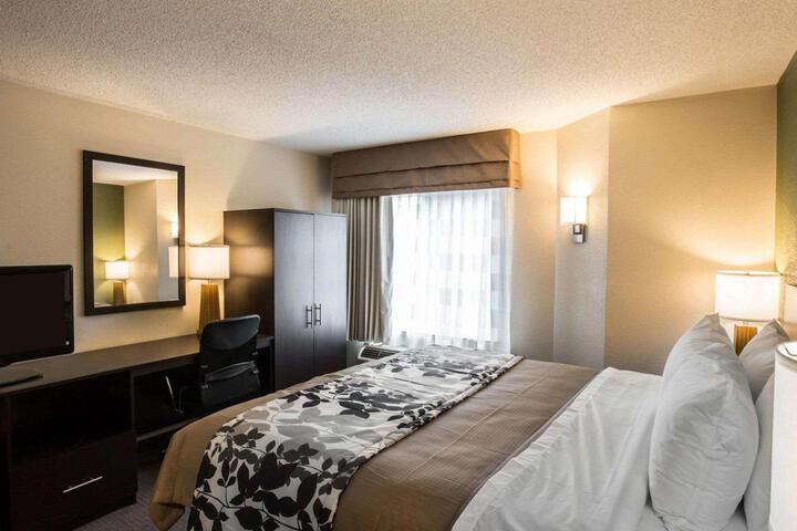 1 Queen Bed (6 of 10)