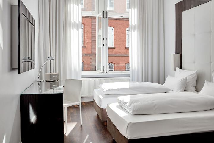 Room 16 of 62