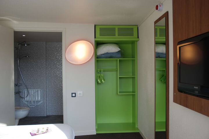 Room 10 of 29