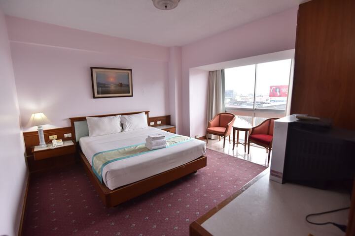 Room 9 of 32