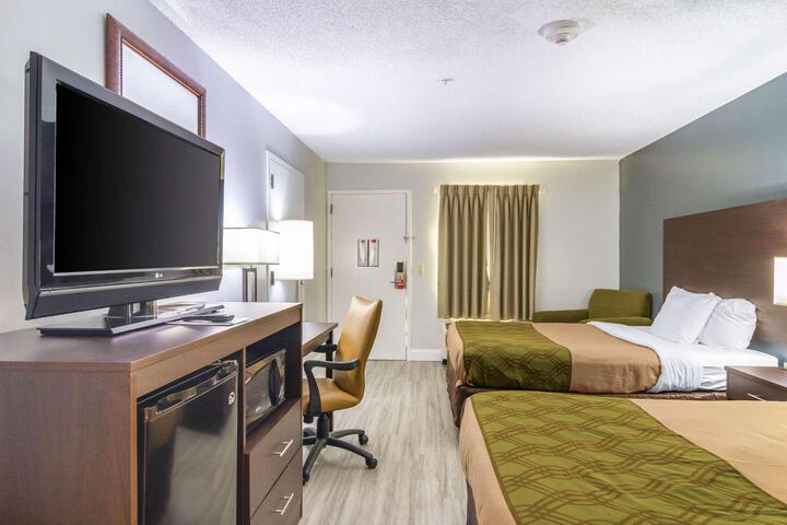 2 Double Beds Ground Floor Exterior Entrance Couch Microwave and Refrigerator Wi F (2 of 11)