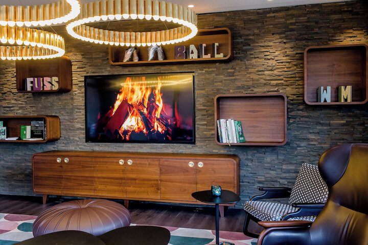 Lounge 44 of 54