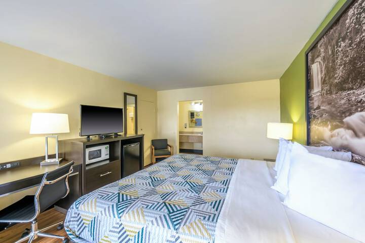1 King Bed (2 of 5)
