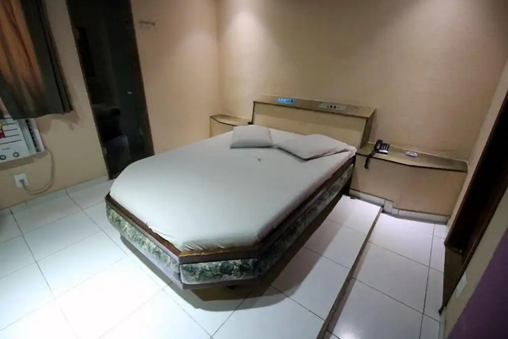 Room 4 of 6