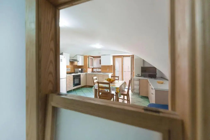 Room 6 of 11