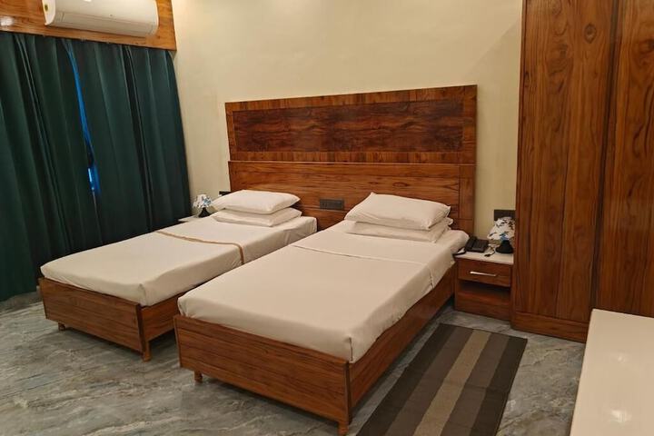 Room 2 of 10