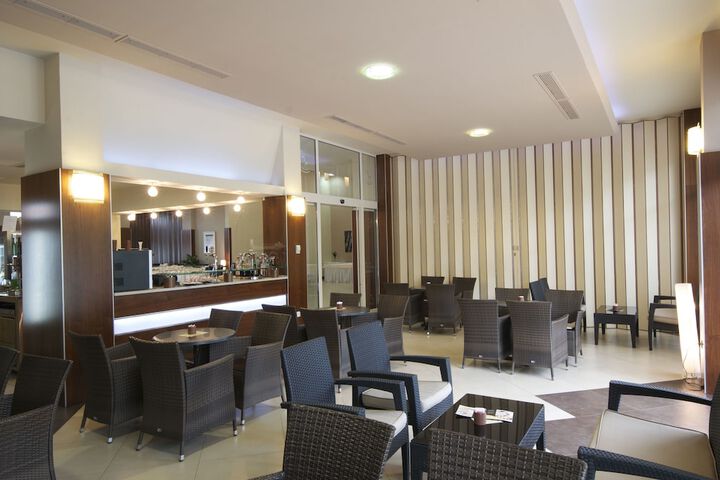 Lounge 41 of 55