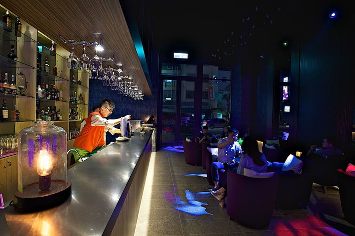 Lounge 66 of 97