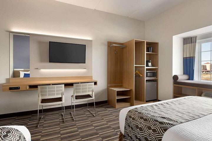 2 Queen Beds (9 of 12)