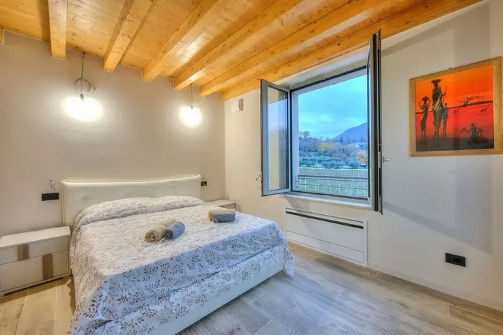 Room 2 of 10