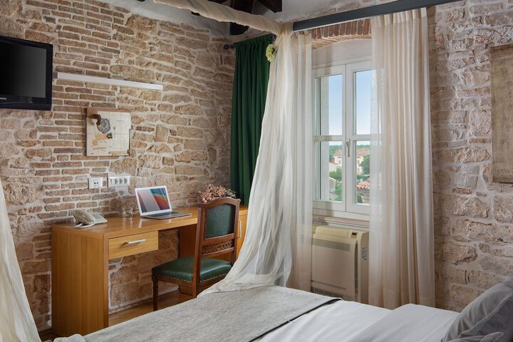 Room 16 of 61