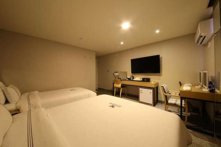 Room 16 of 29