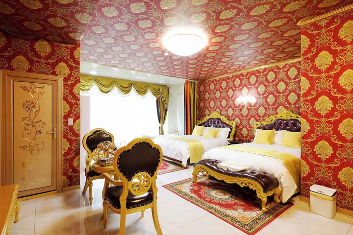 Room 44 of 185
