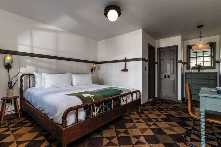 1 King Bed (3 of 14)