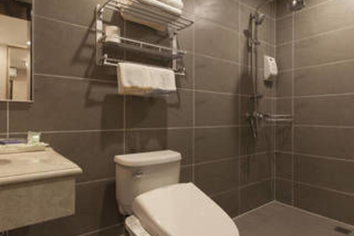 Room 4 of 25