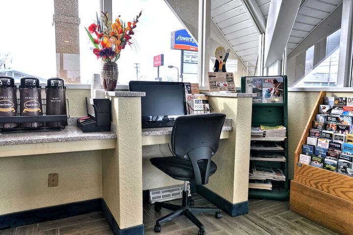 Business Center 32 of 34