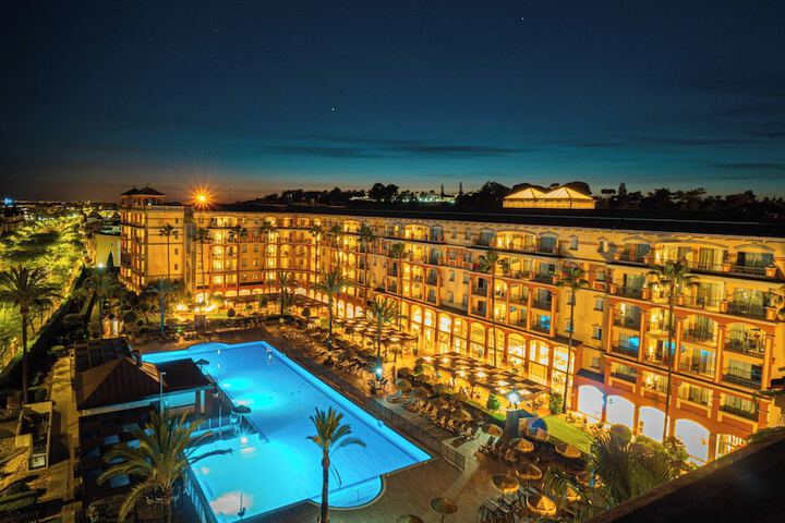 Hotel Pool