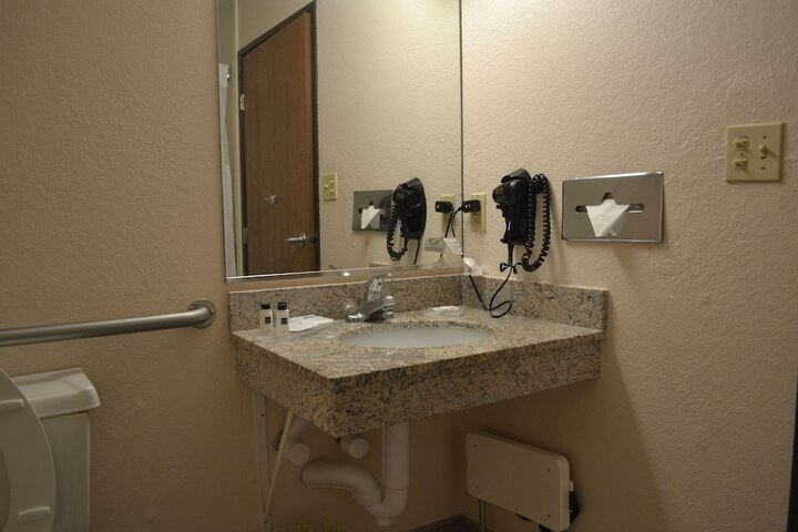2 Queen Beds (5 of 9)