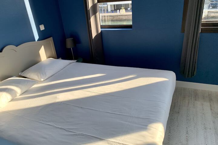Room 12 of 77