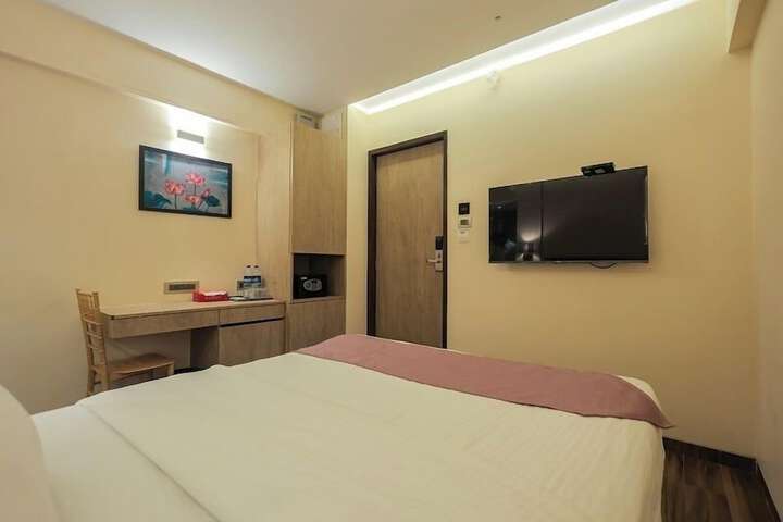 Room 5 of 8