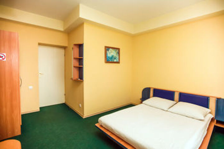 Room 9 of 28