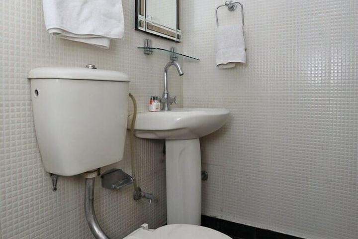 Room 4 of 9
