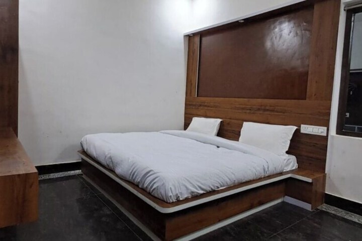 Room 9 of 16