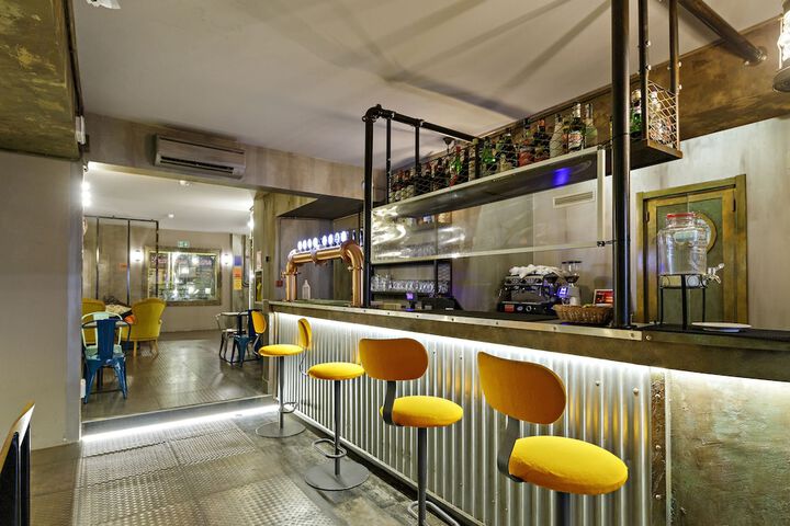 Lounge 44 of 65