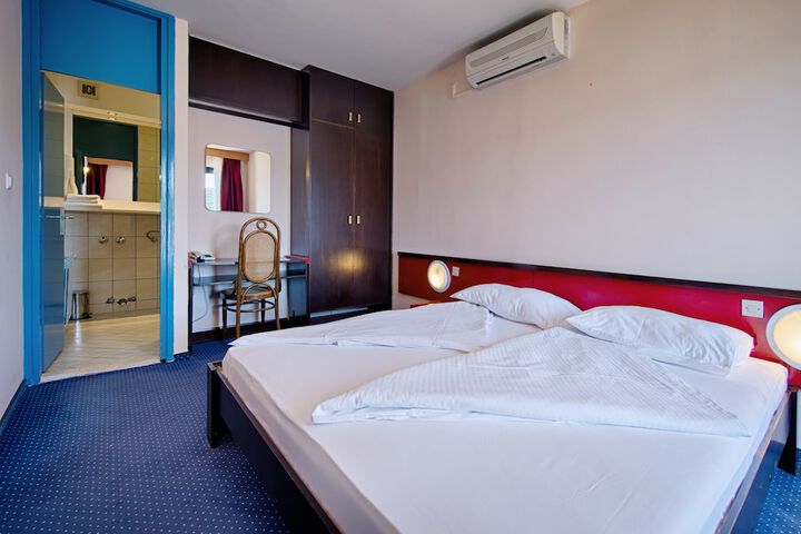 Room 15 of 48