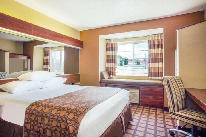 1 Queen Bed Accessible Room (4 of 7)
