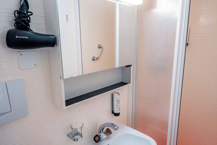 Room 15 of 27